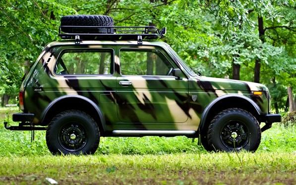 На фото автомобиль Нива очень необходимый военнослужащим на Украине для развоза боевых припасов и раненых военных.
