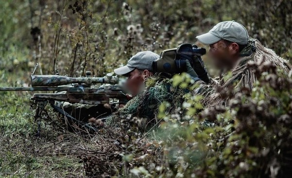 На фото снайперская двойка находящаяся в зоне СВО выслеживает врага для поражения командного состава ВСУ.