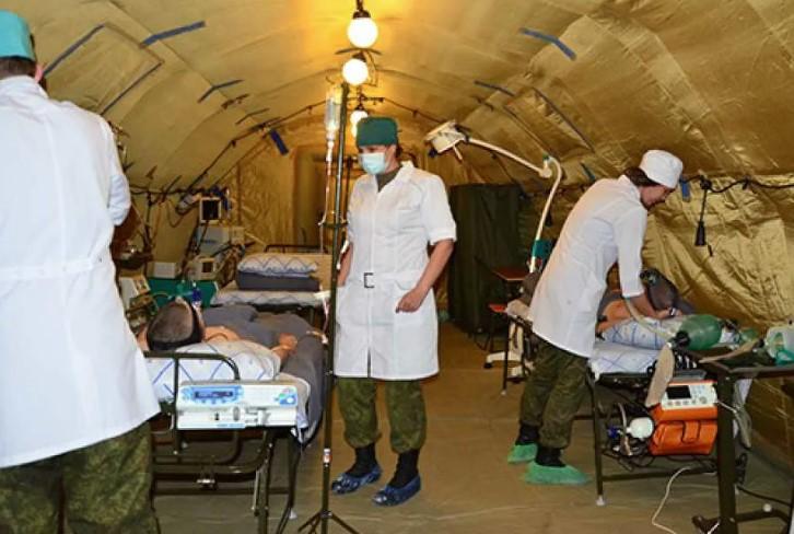 На фото полевой госпиталь, где военные врачи лечат раненых в боях военнослужащих на СВО.