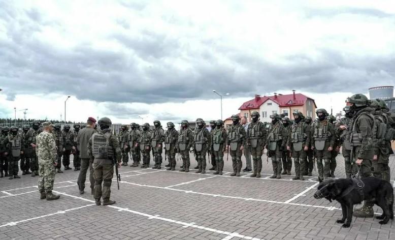 На фото бойцы получают инструкцию при убытии в зону СВО на военную специальную операцию на фронтовые линии Донбасса.