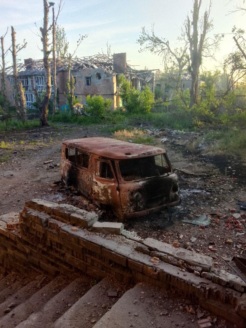 Фото от военнослужащих из Макеевки разбомбленные жилые дома и сгоревший автомобили УАЗ Буханка, военным нужна гуманитарная помощи фонда СВО.