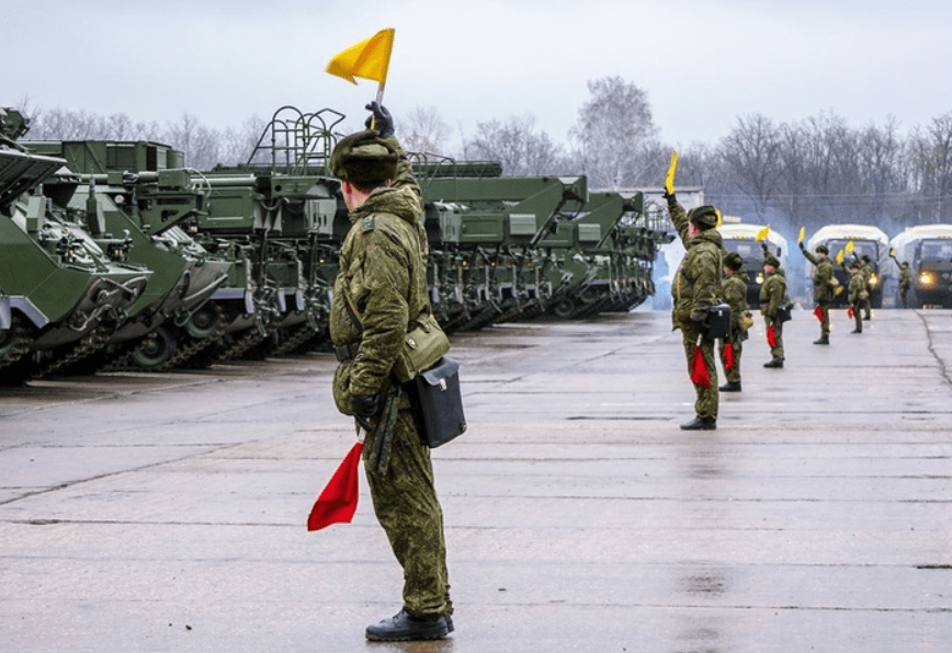 На фото бойцы-танкисты батальона готовятся к танковому маршу для отправления на СВО.