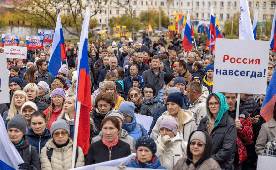 На фото российские люди на демонстрации в поддержку Республик и областей Донбасса решившие на референдуме о вступлении в состав Российской Федерации.