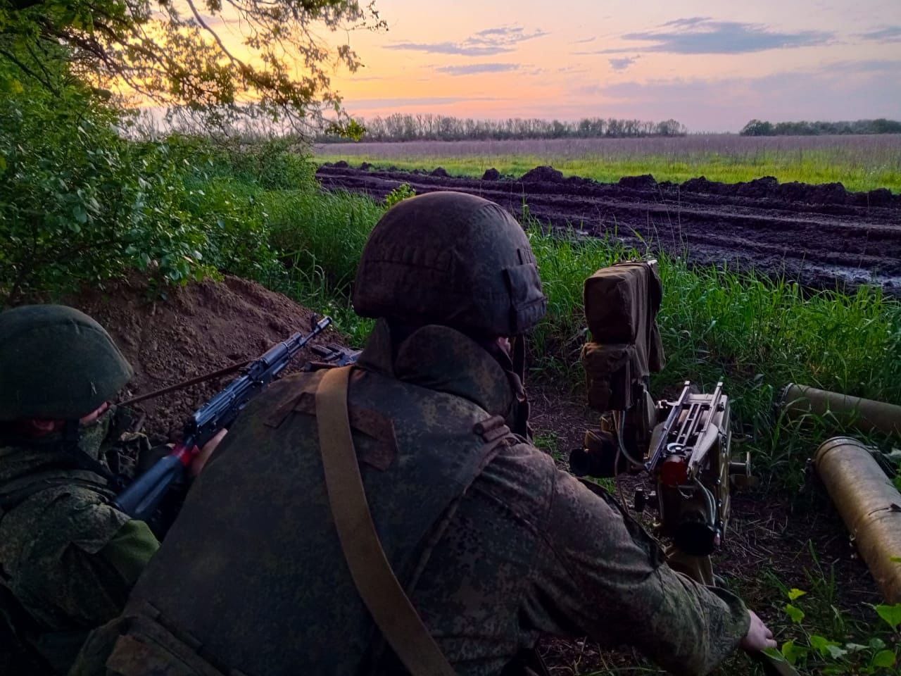 На фото военнослужащий использует спутниковую связь для обеспечения и ведения боя на СВО под Донецком. Такое оборудование нужно бойцам на специальной военной операции.