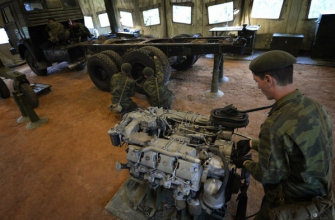 На фото солдаты ремонтируют военные машины прямо на передовой линии фронта.