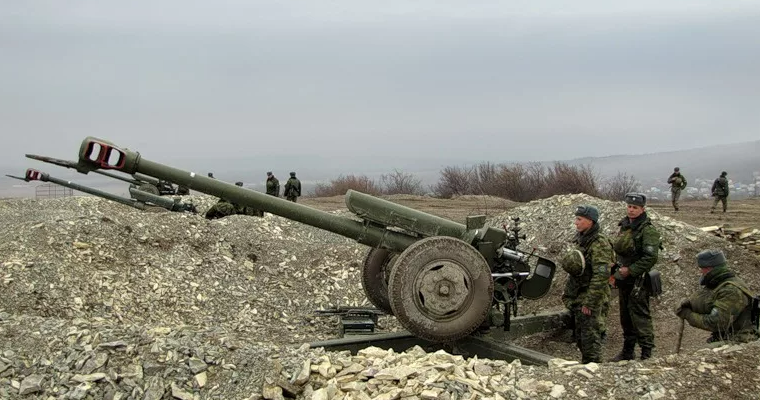 На фото артиллерийский дивизион готовится к залпу из пушек по врагам на Украине. Солдатам сейчас нужна гуманитарная поддержка из тыла.