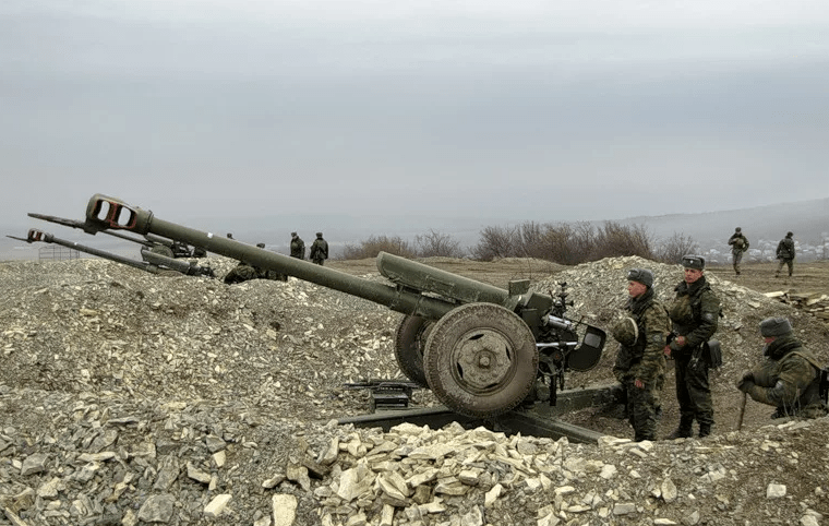 На фото артиллерийский дивизион готовится к залпу из пушек по врагам на Украине. Солдатам сейчас нужна гуманитарная поддержка из тыла.