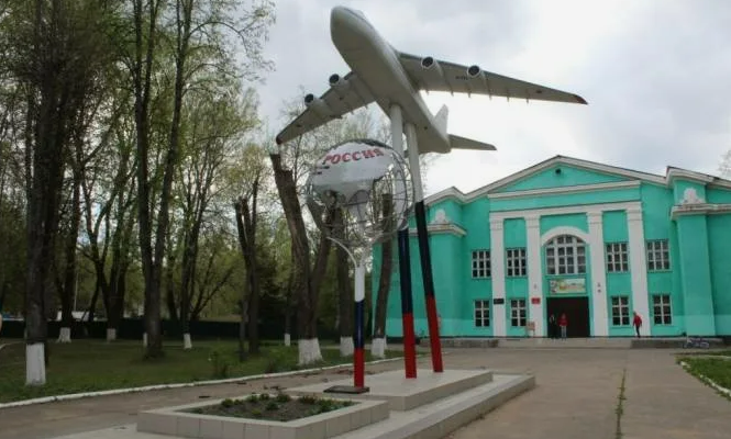 На фото памятник военным летчикам проходящим службу в поселке Сеща. Городская администрация просит помочь.