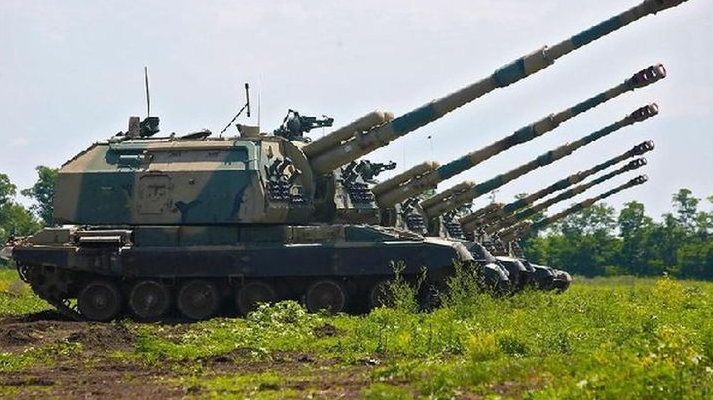 На фото гаубицы российских военных готовятся к обстрелу позиций украинских военнослужащих.