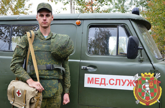 На фото военнослужащий медицинского взвода, им на специальную военную операцию нужен автомобиль для перевозки раненых на Донбассе.