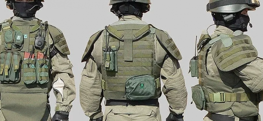 На фото военнослужащий в бронежилете с развязкой и каске, которые нужны военным на Донбассе.