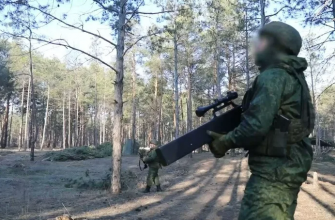 На фото российский военный с антидронным РЭБ ружьём, которых не хватает на фронте они нужны военнослужащим для подавления дронов и квадрокоптеров противника.