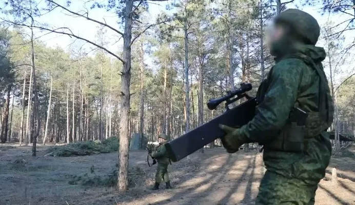 На фото российский военный с антидронным РЭБ ружьём, которых не хватает на фронте они нужны военнослужащим для подавления дронов и квадрокоптеров противника.