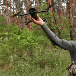 На фото боец запускает БПЛА для проведения воздушной разведки за линией фронта на специальной военной операции, такие квадрокоптеры и дроны нужны солдатам на Донбассе.