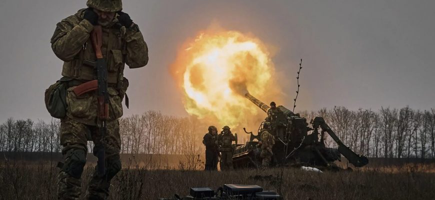 На фото артиллерия российской армии атакует позиции вражеской пехоты на специальной военной операции, артиллеристам нужны рации и радиостанции для корректировки огня.