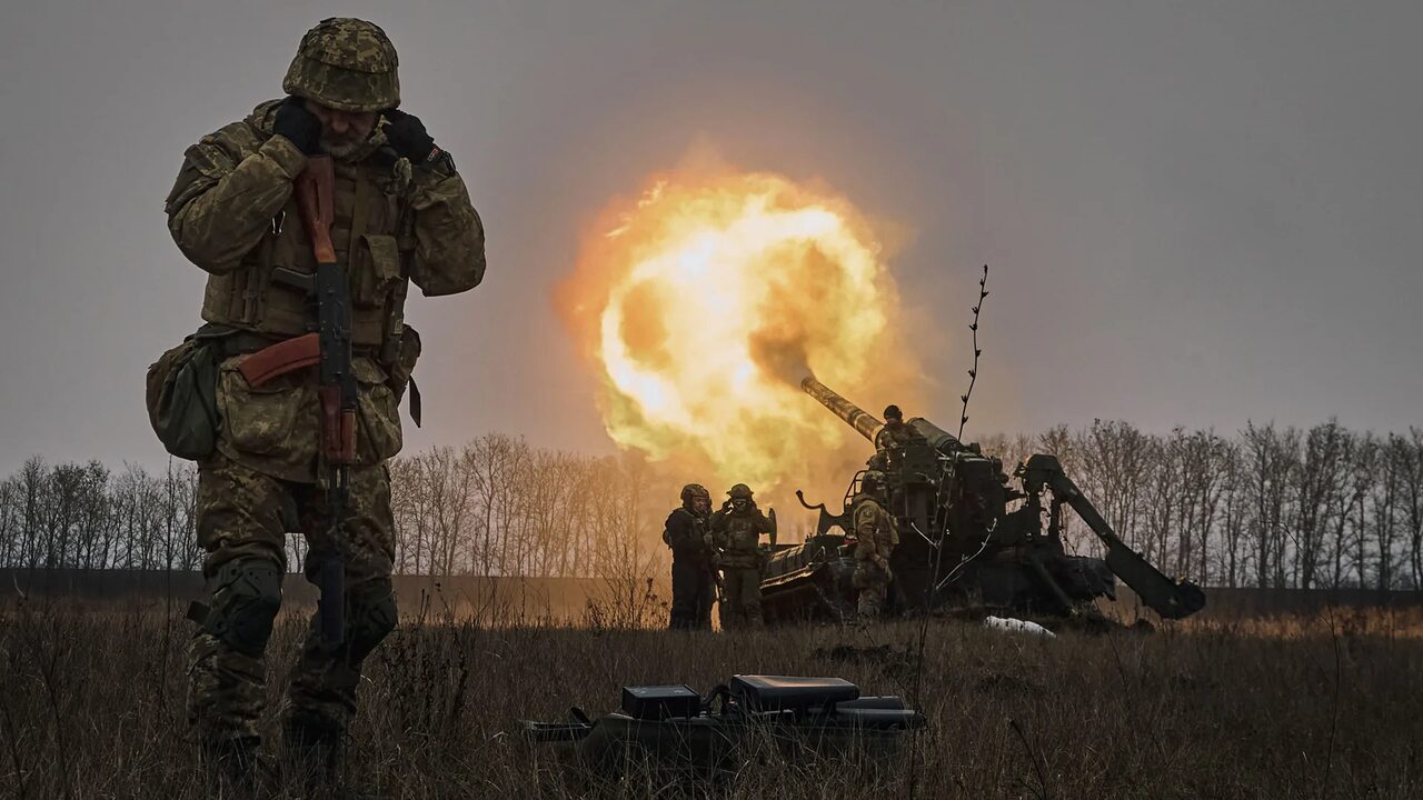 На фото артиллерия российской армии атакует позиции вражеской пехоты на специальной военной операции, артиллеристам нужны рации и радиостанции для корректировки огня.