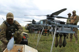 На фото солдаты запускают С/Х квадрокоптер адаптированный под нужды солдат в войне на Украине.