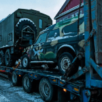 На фото фура перегоняет машины для военнослужащих на СВО из тыла городов России.