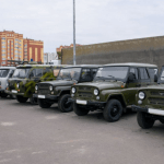 На фото автомобили различных марок УАЗ, о которых отличные отзывы от военнослужащих на специальной военной операции, такие нужны фронту.