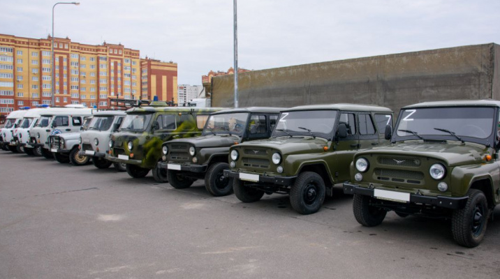 На фото автомобили различных марок УАЗ, о которых отличные отзывы от военнослужащих на специальной военной операции, такие нужны фронту.