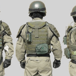 На фото боец в бронебойной защите и каске, которые военнослужащие одевают на СВО перед отправкой на линию фронта.