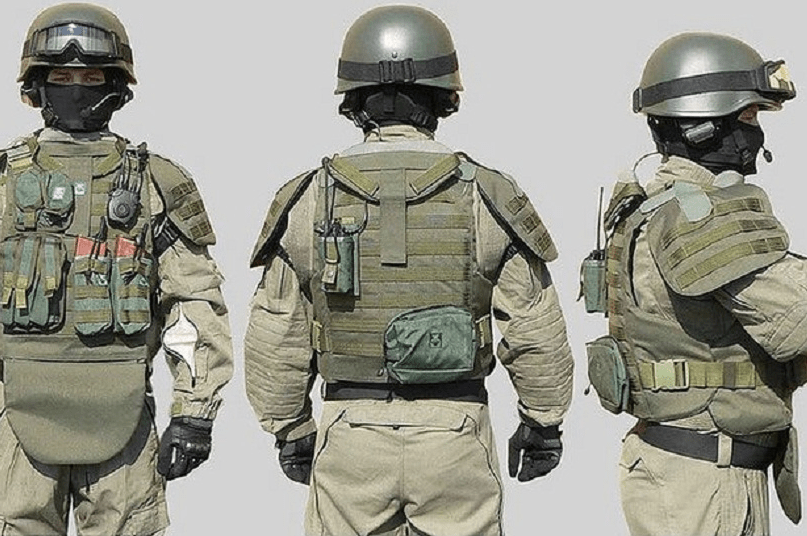 На фото боец в бронебойной защите и каске, которые военнослужащие одевают на СВО перед отправкой на линию фронта.