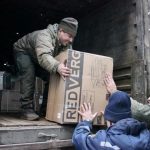 На фото военнослужащие разгружают гум. помощь бойцам от родных и благотворительного фонда Победы доставленная волонтерами в зону СВО на передовую фронты в направлении Донбасса.