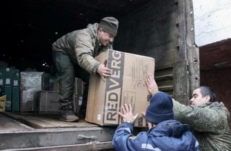 На фото военнослужащие разгружают гум. помощь бойцам от родных и благотворительного фонда Победы доставленная волонтерами в зону СВО на передовую фронты в направлении Донбасса.