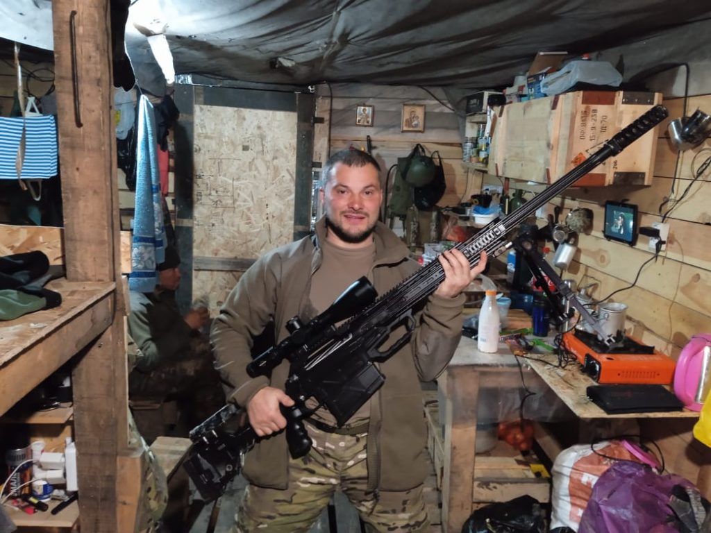 На фото военнослужащий из 76 гв. дивизии ВДВ подразделению, которого нужна гуманитарная помощь на Донбасс.