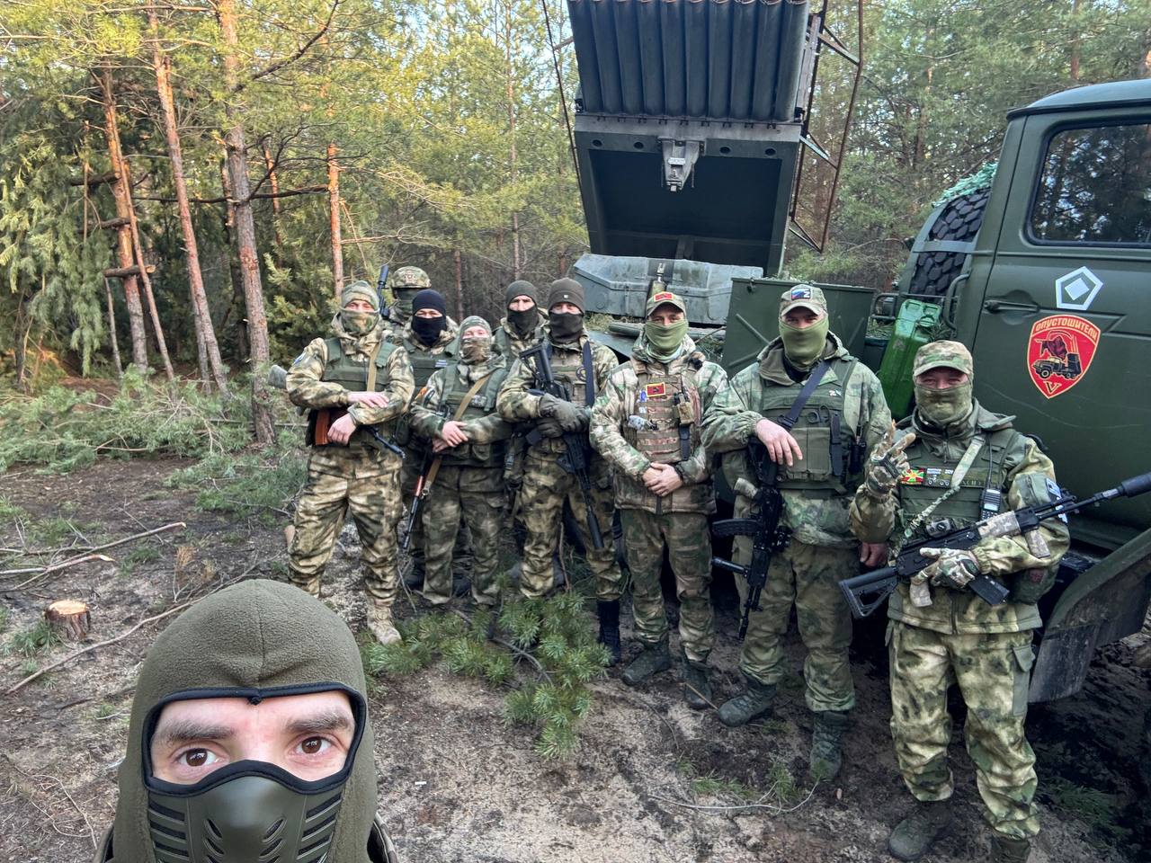 На фото артиллеристы из Москвы на СВО, которым требуется на Донбассе спецсредства для безопасности военной техники и л/с армейских подразделений.