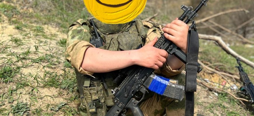 На фото солдат из Московского отряда, который обратился за материальной поддержкой в благотворительную организацию.