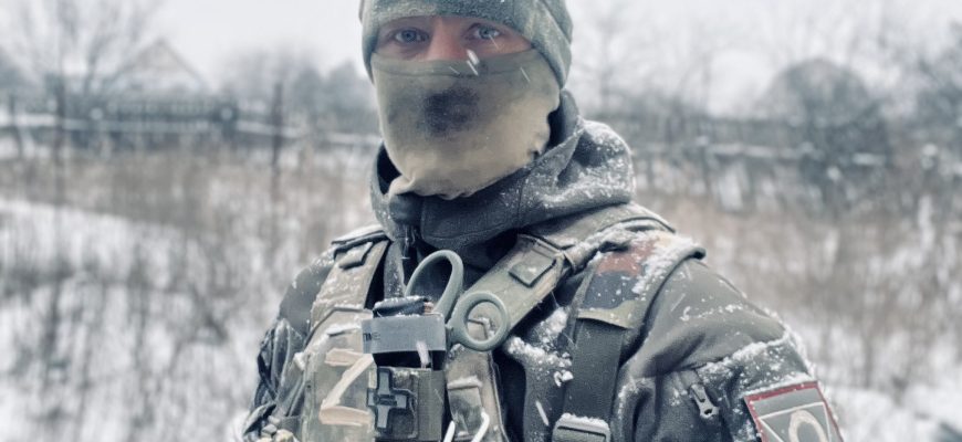На фото военнослужащий на СВО, которым необходим автомобиль УАЗ (Буханка).