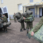 На фото военные солдаты разгружают гуманитарную помощь от благотворительного фонда поддержки военнослужащих российской армии.