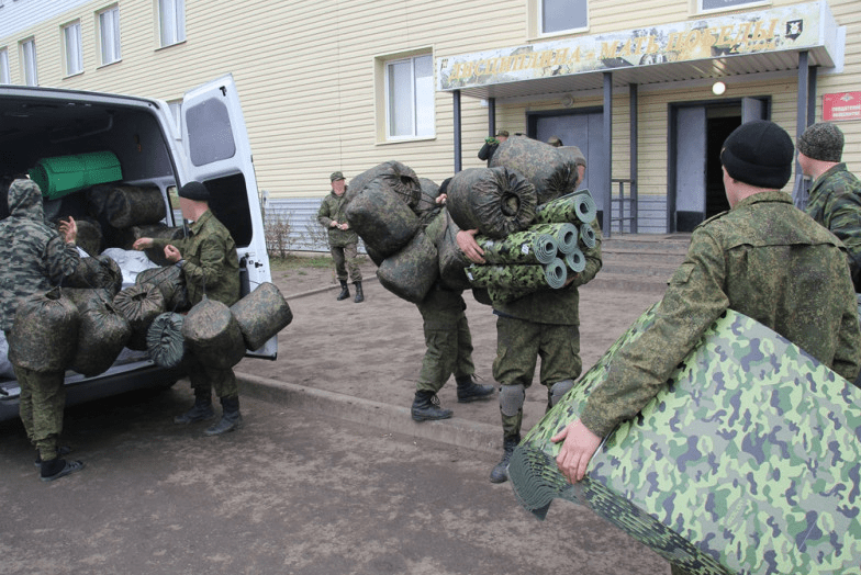 На фото военные солдаты разгружают гуманитарную помощь от благотворительного фонда поддержки военнослужащих российской армии.