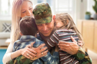 На фото военный солдат контрактник прощается с семьёй перед уходом на фронт СВО по защите Отечества.